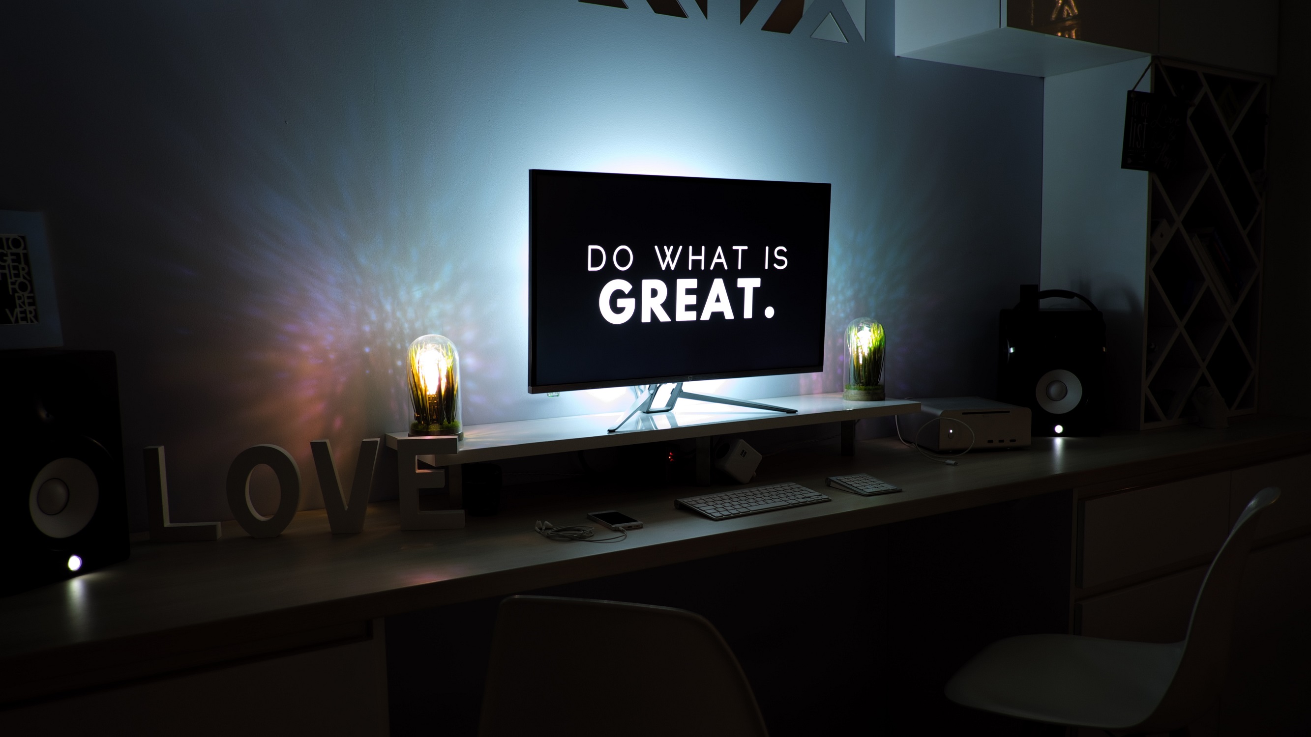 Desk with Monitor saying Do What is Great Photo by Martin Shreder on Unsplash